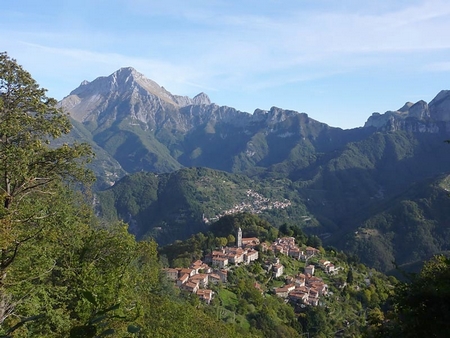 Veduta di Farnocchia dal sentiero di Pietralunga.