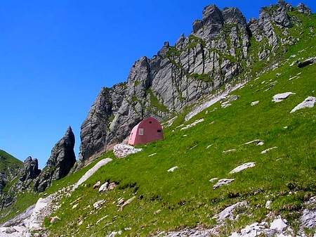 Il Bivacco Aronte. Sullo sfondo la Coda del Cavallo e, a sinistra, la Punta Carina.