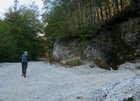 A destra l'entrata della Buca Cino