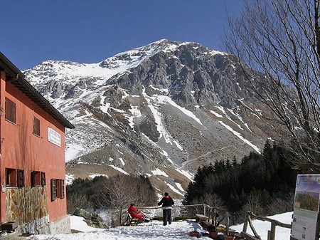 Rifugio delFreo, sullo sfondo Pania della Croce
