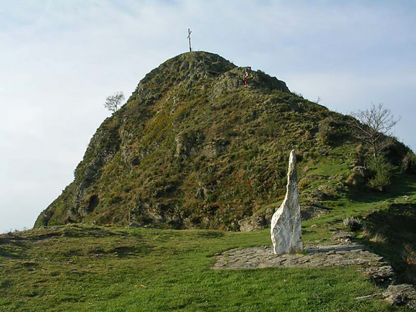 La Sella Nord del Folgorito, con il Cippo alla Linea Gotica, e la vicina vetta