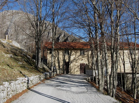 L'edificio delle cave da dove ha inizio il sentiero 142
