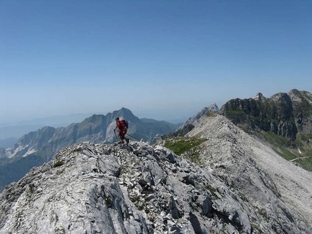Percorrendo la cresta della Tambura, a sinistra monte Sagro, a destra monte Cavallo