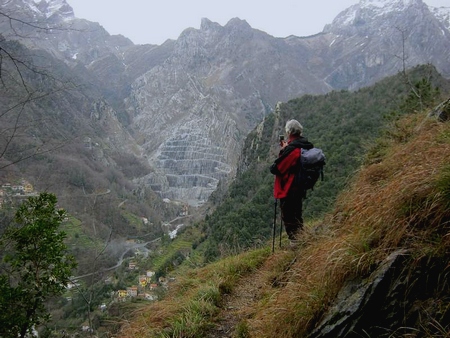 Salendo, Forno in basso, sullo sfondo cave di pietra, Sagro a sinistra e Rasori e Grondilice a destra
