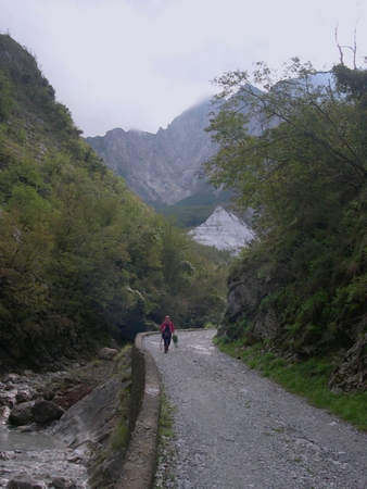 L'inizio del sentiero coincidente con la strada