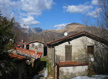 Piano d'Orsina sullo sfondo Croce e dietro Panie