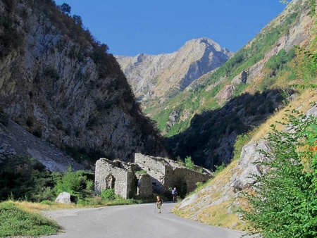 Arnetola, inizio marmifera, sullo sfondo il monte Sella