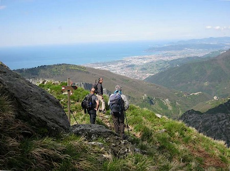 Dal Passo della Greppia, vista sul litorale Apuano e il golfo di La Spezia