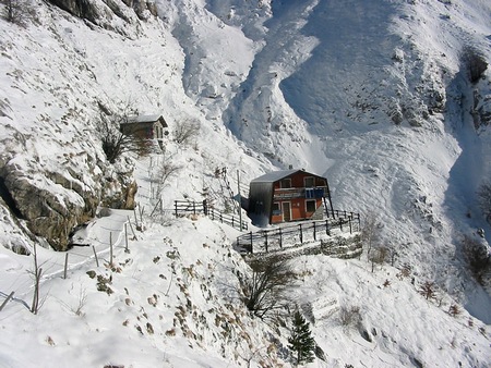 Il rifugio Nello Conti nella neve