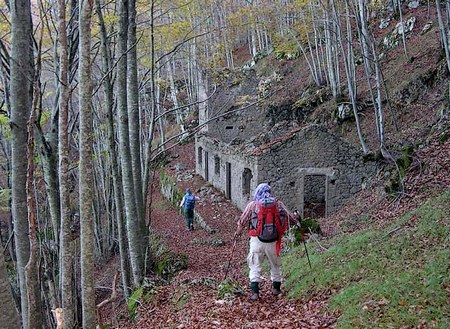 I ruderi degli edifici dei minatori, presso le miniere di manganese