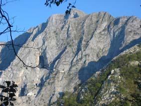 la Cava della Tacca Bianca cui si perviene con percorso aereo sul fianco del monte (è l’apertura maggiore e più alta).