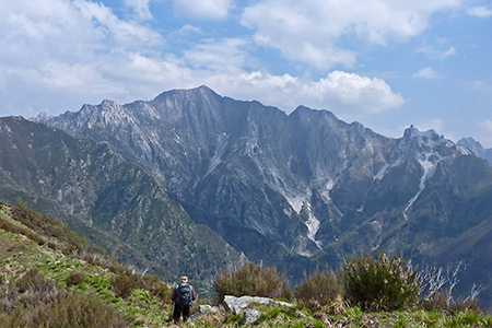 il versante meridionale del monte Altissimo, vista dalla zona del Folgorito, a dx le cave Cervaiole.