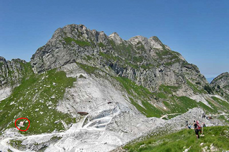 La fotografia è presa dalla cresta del Monte Tambura. Il bivacco Aronte è contrassegnato dal cerchietto. Esso è dominato dal Monte Cavallo e si vedono bene le cave con la marmifera. 