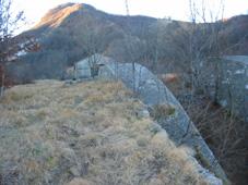 gli scivoli in cemento, dietro l’edificio di servizio e sullo sfondo il monte Borla