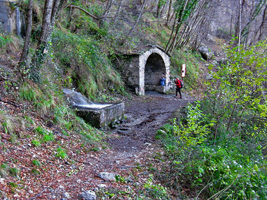 La fonte con vasca all'Alpe della Grotta.