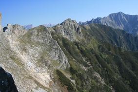 la parete Est e la cresta verso il monte Focoraccia. Sullo sfondo monte Altissimo.