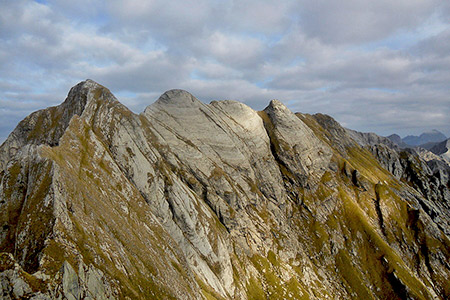 Dalla vetta del Contrario: le quattro vette del monte: la prima a sx è la 1882, poi la vetta massima 1888, un rialzo, la vetta 1874, la vetta minore 1851 poi il monte degrada verso la coda. Sullo sfondo a dx la Tambura.ed in primo piano la cresta ovest del Cavallo, a sinistra quella nord.