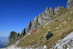 da sinistra: coda del Cavallo (ultima quota a sinistra), punta Ferro e Punta Sicilia (spuntoni minori a fianco), Punta Graziosa (nascosta) e Punta Carina (la più slanciata prima dell’intaglio), Cresta Botto (dall’intaglio prima del rifugio fino all’altro), Forcella di Porta (intaglio in alto).