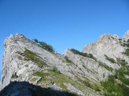 il passo delle Pecore verso il Grondilice, la ferrata arriva allo spuntone roccioso di sinistra.