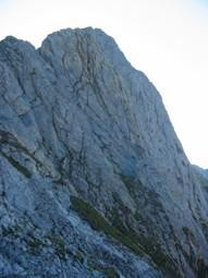  la strapiombante parte sud-ovest vista dal Passo delle Pecore