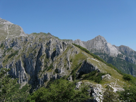 In primo piano la Cresta Pulita, sfondo Panie