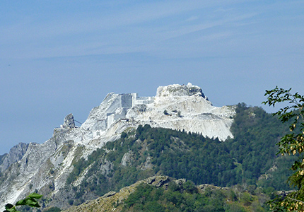 quello che resta del Picco di Falcovaia vista dal Passo di Croce, sulla sinistra la parte vecchia della cava a cui si accede da Azzano.