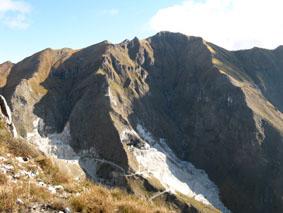 Il versante di Arni del Fiocca visto dal sentiero 150, si notano le cave che hanno scavato i fianchi della montagna