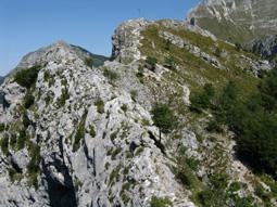  la salita dell’arco sommitale, il foro si vede in basso. In alto la croce e a destra la Pania della Croce.