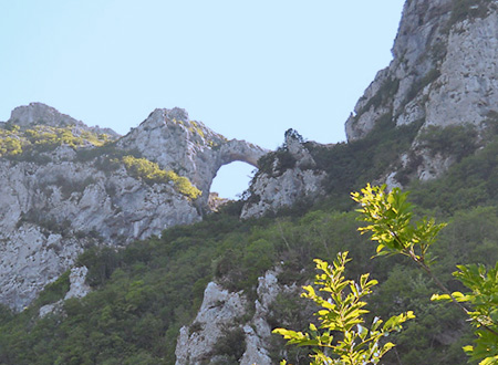 l’arco visto in discesa sul sentiero 12 per Cardoso