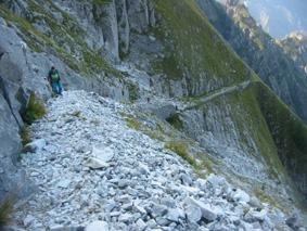 un tratto in cattivo stato con a destra ben evidente come la via sia incisa nella parete del monte (Alto di Sella)