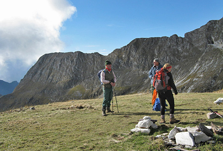 dal Passo di Sella, la cresta nord. All’estrema dx l’ingresso della galleria, invece all’estrema sx la vetta del Macina