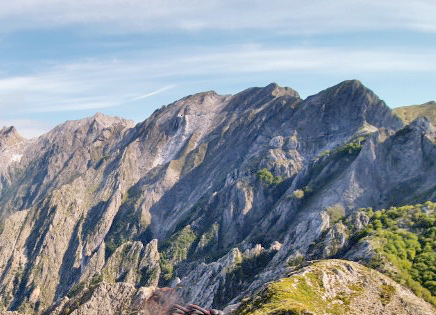 Dalla cresta del monte Pelato: il Macina è il monte più alto a destra, dietro a sx c’è il Sella. Sui versanti che scendono a destra c’è la cava Chiesa del Diavolo