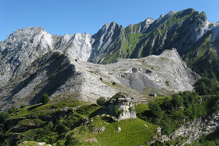 dal M. Castagnolo: la Cresta della Mandriola, la cava con il ravaneto . sullo sfondo da sx: Grondilice, Contrario e Cavallo.