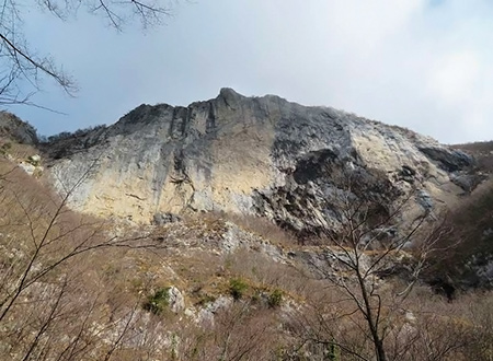 l’impressionante parete Sud-Ovest fotografata dal sentiero 5