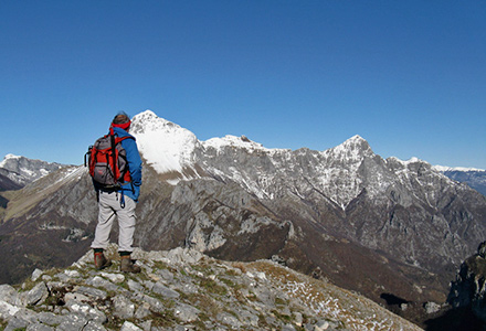 dal monte Nona il gruppo delle Panie, sullo sfondo l’Appennino