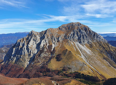 dalla vetta del Corchia, la mole della Pania della Croce, il Pizzo delle Saette è la punta a sx.