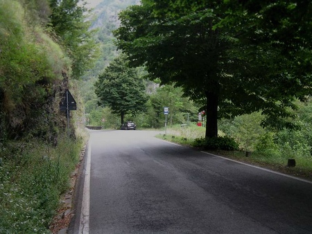 Lo spiazzo lungo la provinciale dove inizia il sentiero