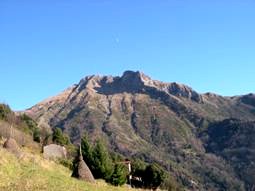 il monte visto dal sentiero 104 in una zona ricca di pagliai