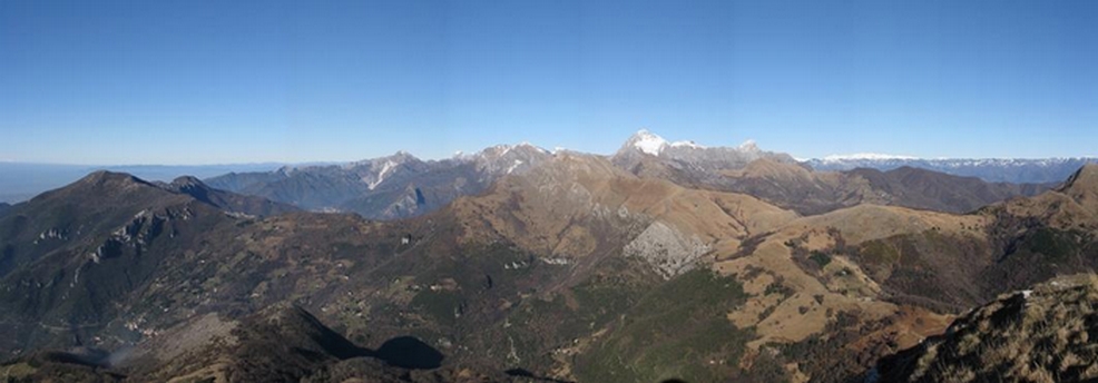 Dalla vetta: In primo piano le Apuane meridionali dal Gabberi al Matanna al Piglione, in secondo piano le Apuane centrali dall’Altissimo al Corchia alle Panie, sullo sfondo l’Appennino