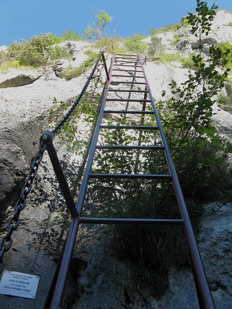 La scala che da accesso alla ferrata del Procinto