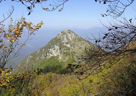 la Rocca (versante nord) in autunno vista dal sentiero 171