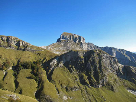 il classico profilo a “panettone” visto dal Malpasso, la cresta sullo sfondo fa ancora parte del massiccio del Sumbra.