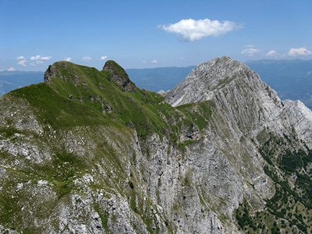 dal passo degli Uomini delle Nevi: versante meridionale, sulla dx la Pania Secca, sullo sfondo l’Appennino.