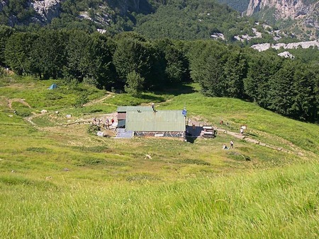 il Rifugio dalla cresta dell’Uomo Morto, sullo sfondo la Vetrìcia