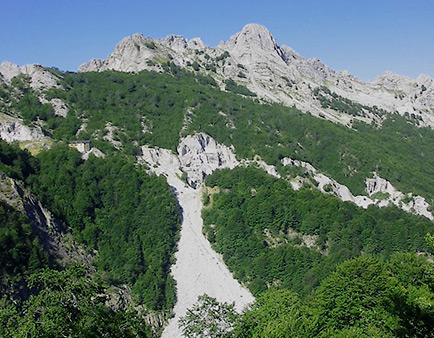 l’immenso ravaneto alle pendici del Grondilice, a fianco a sx c’è il Rifugio Orto di Donna (cava 27)