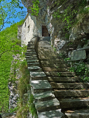 La scalinata dell'Eremo