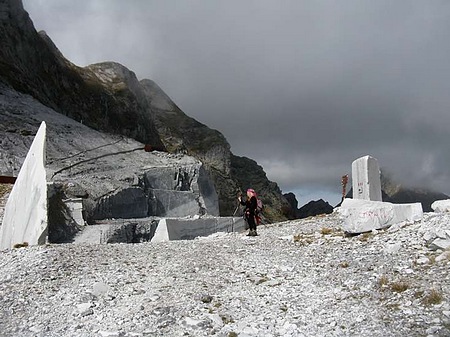 Vela di marmo e indicazioni al Passo della Focolaccia, sfondo Cavallo