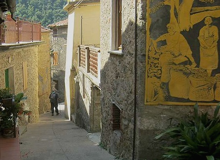 Per le vie di Casoli, a destra un tipico murales