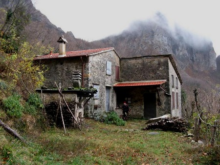 Casa Colleoni, sullo sfondo, tra le nubi, il monte Nona