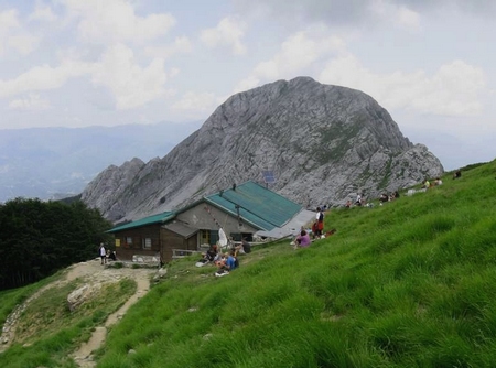 Il rifugio Rossi, sullo sfondo la Pania Secca